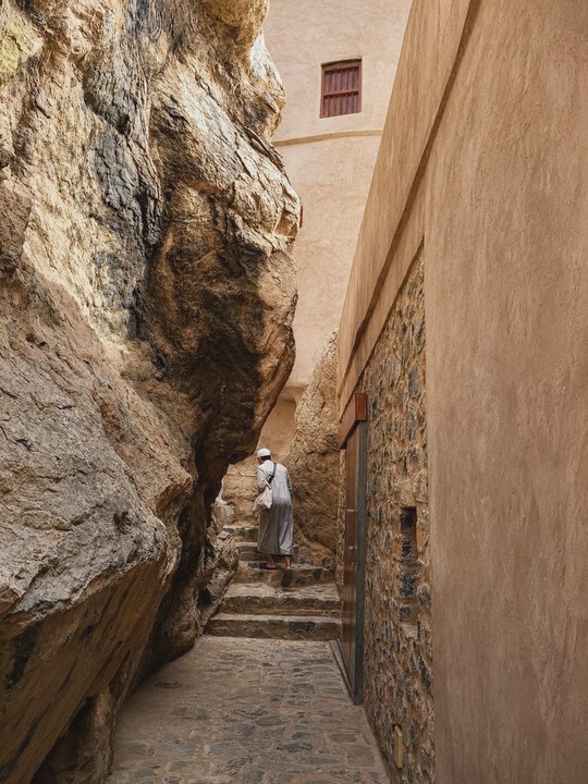 Silhouette de dos dans un passage de pierre à Oman