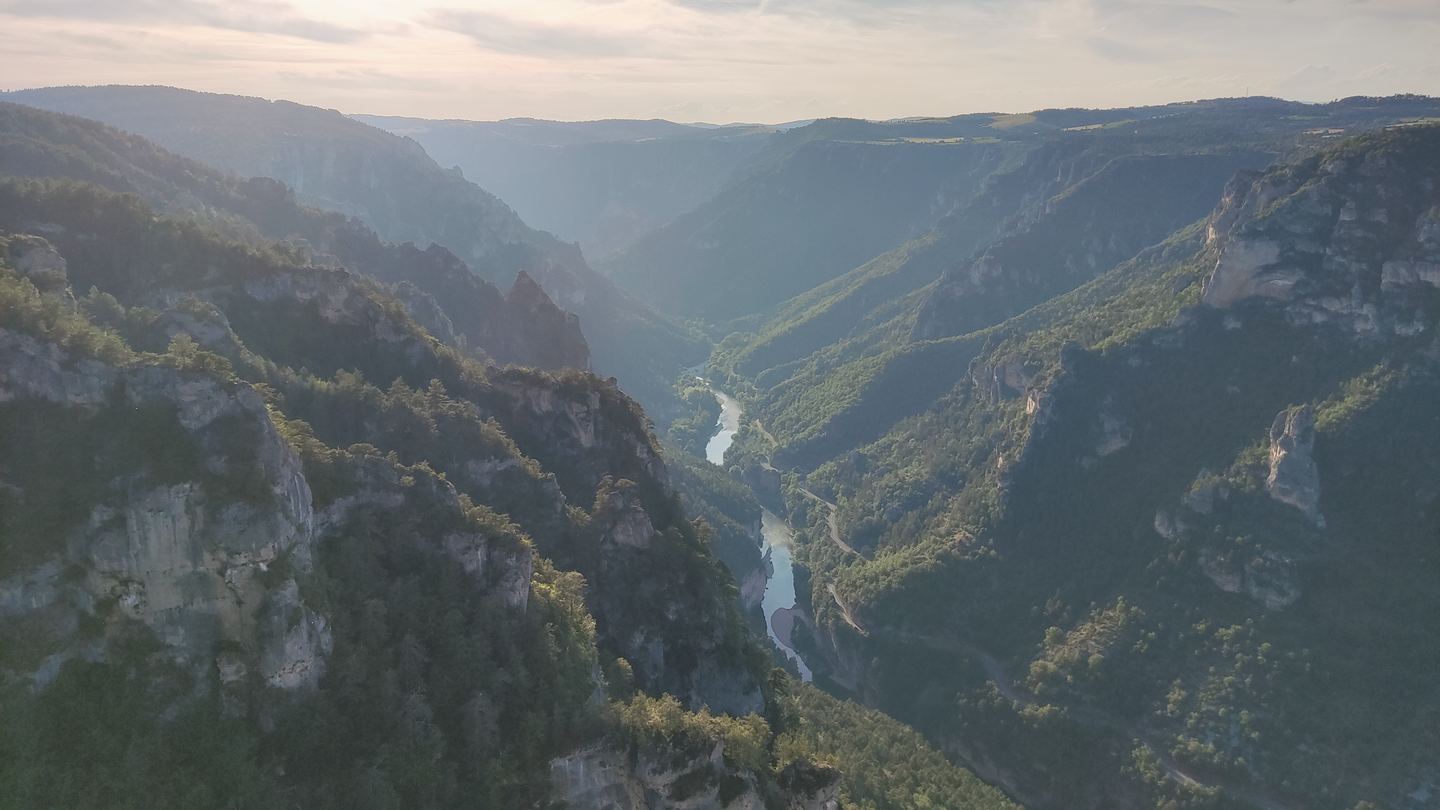 Gorges profondes traversées par une rivière dans un paysage français
