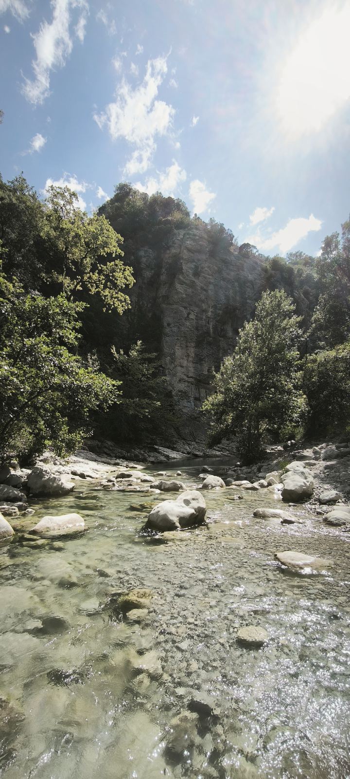 Rivière claire entre rochers et forêt dans un paysage français