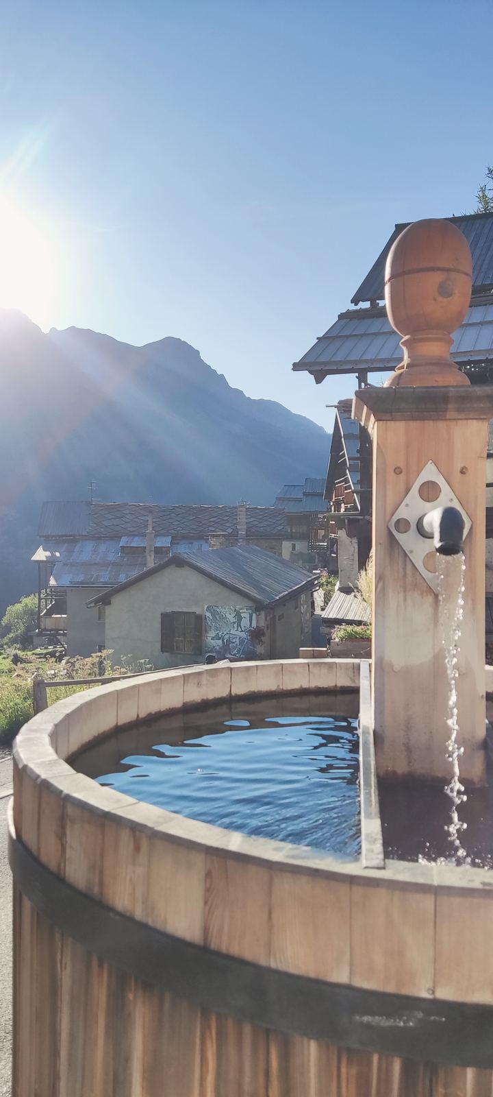 Fontaine en bois dans un village de montagne français au lever du jour