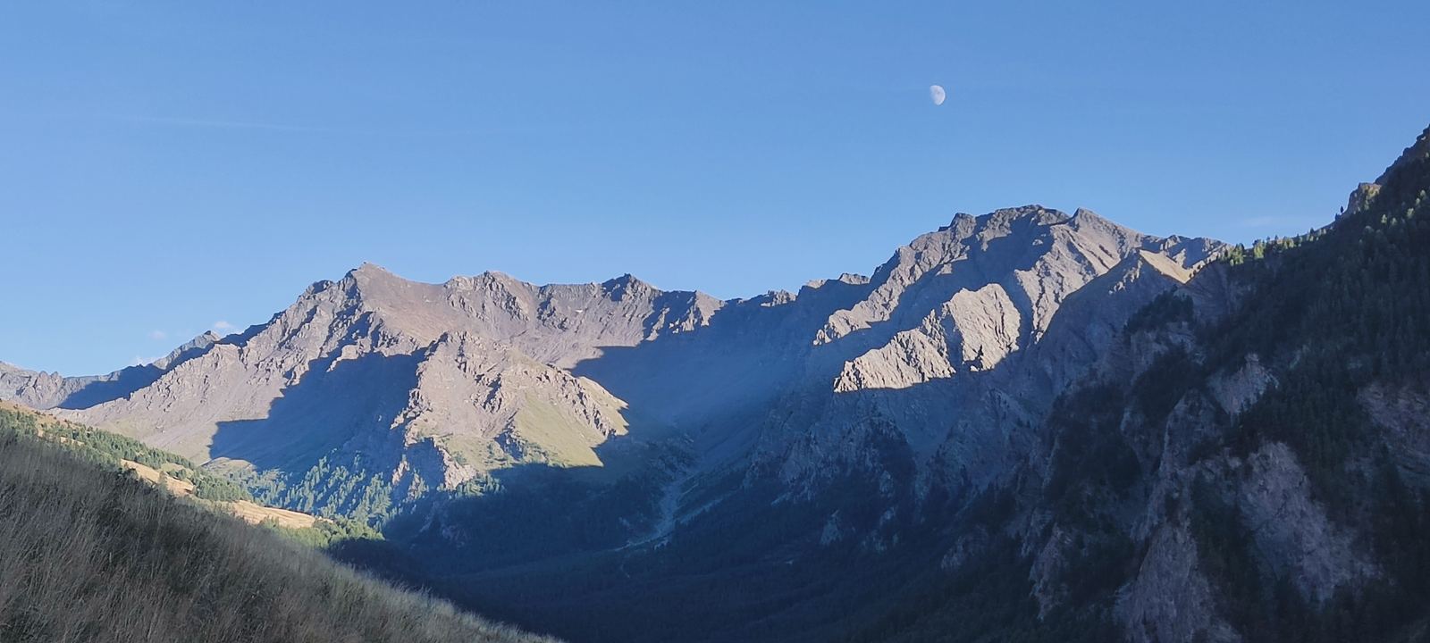 Reliefs de montagne français sous la lune dans une lumière de fin de journée