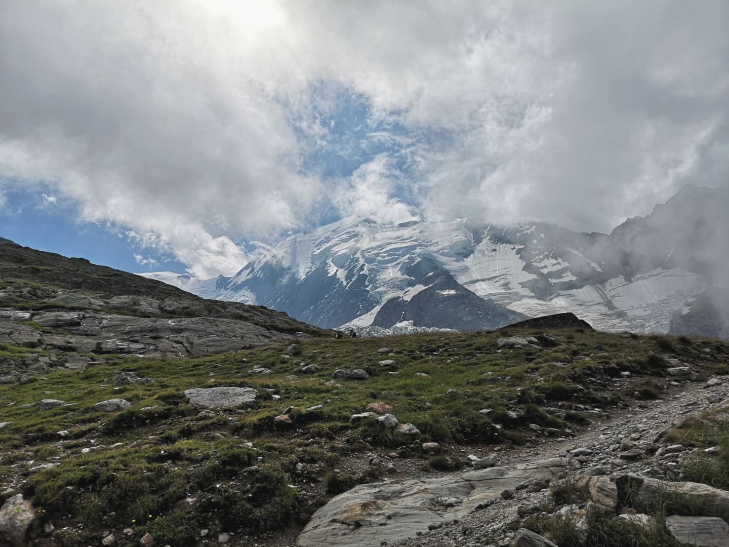 Glacier et sentier de haute montagne dans les Alpes françaises