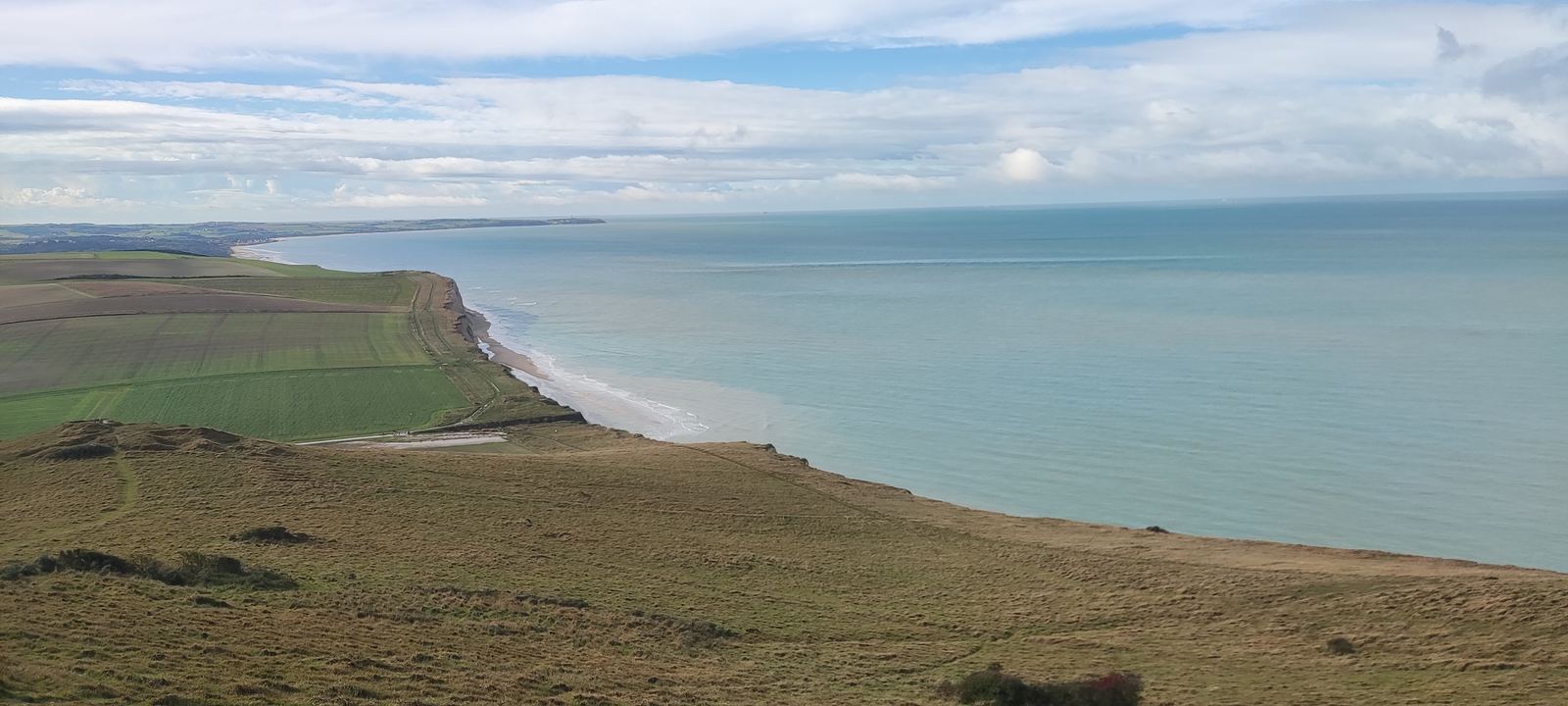 Côte française vue depuis les hauteurs entre falaises, terres et mer