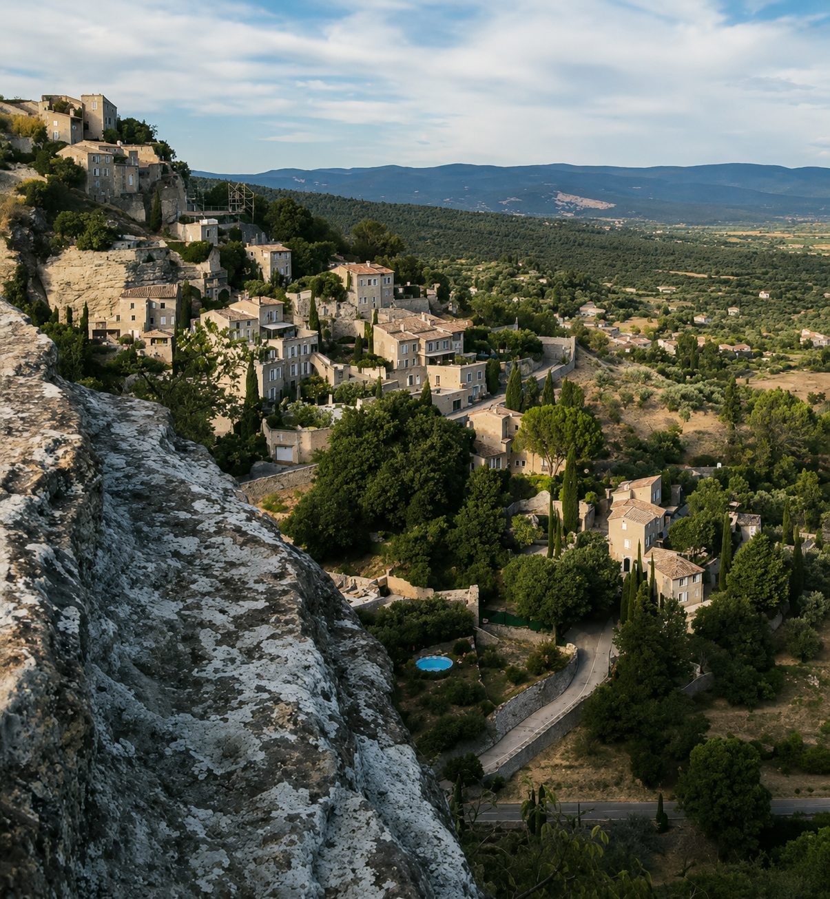 Village perché de Provence dominant une plaine agricole