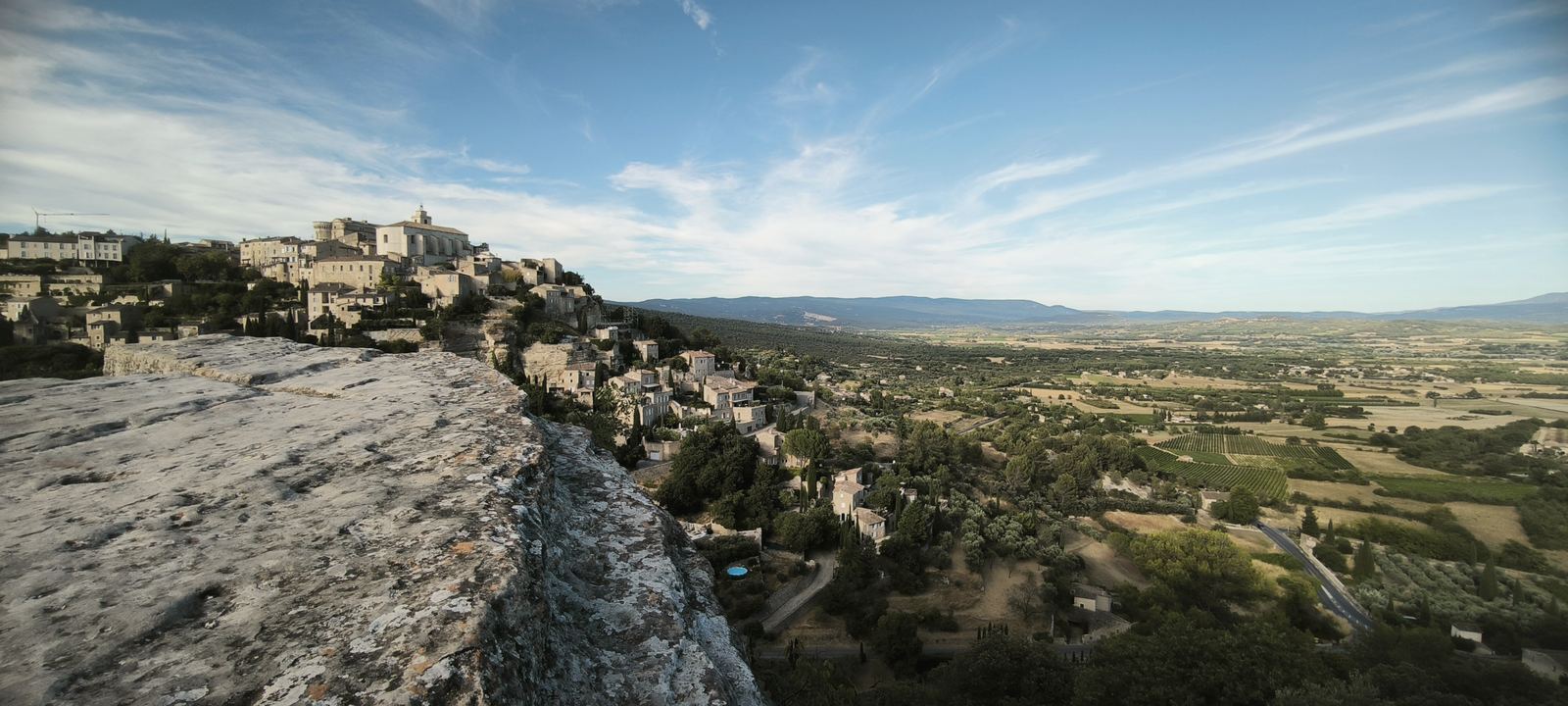 Village perché de Provence dominant une plaine agricole