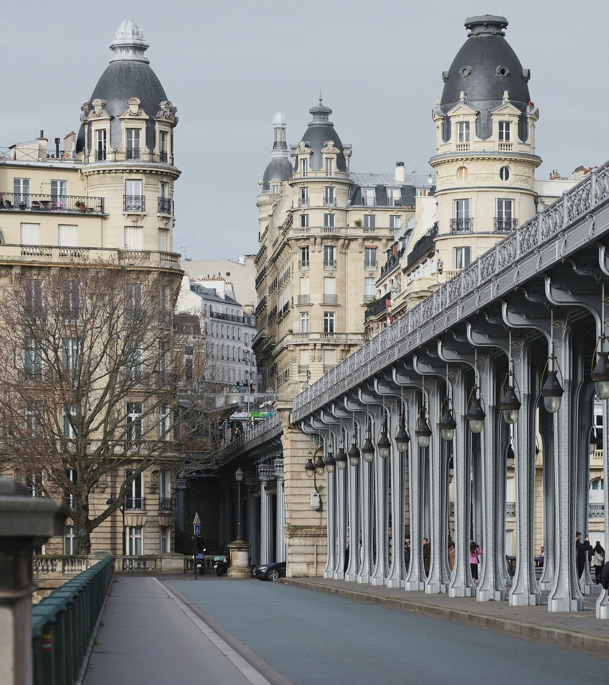 Architecture parisienne et structure métallique bordant une rue calme