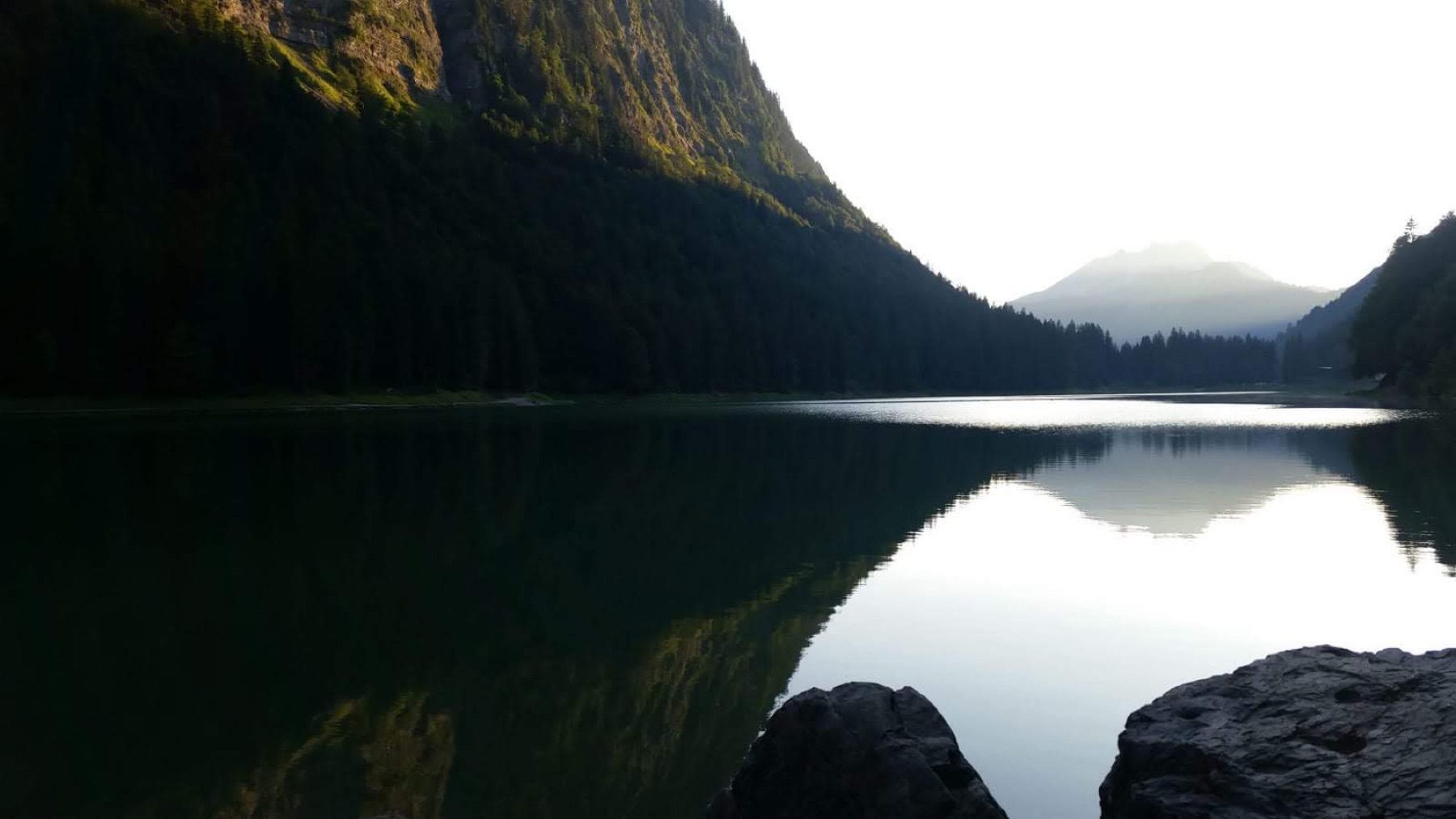 Lac de montagne calme au lever du jour