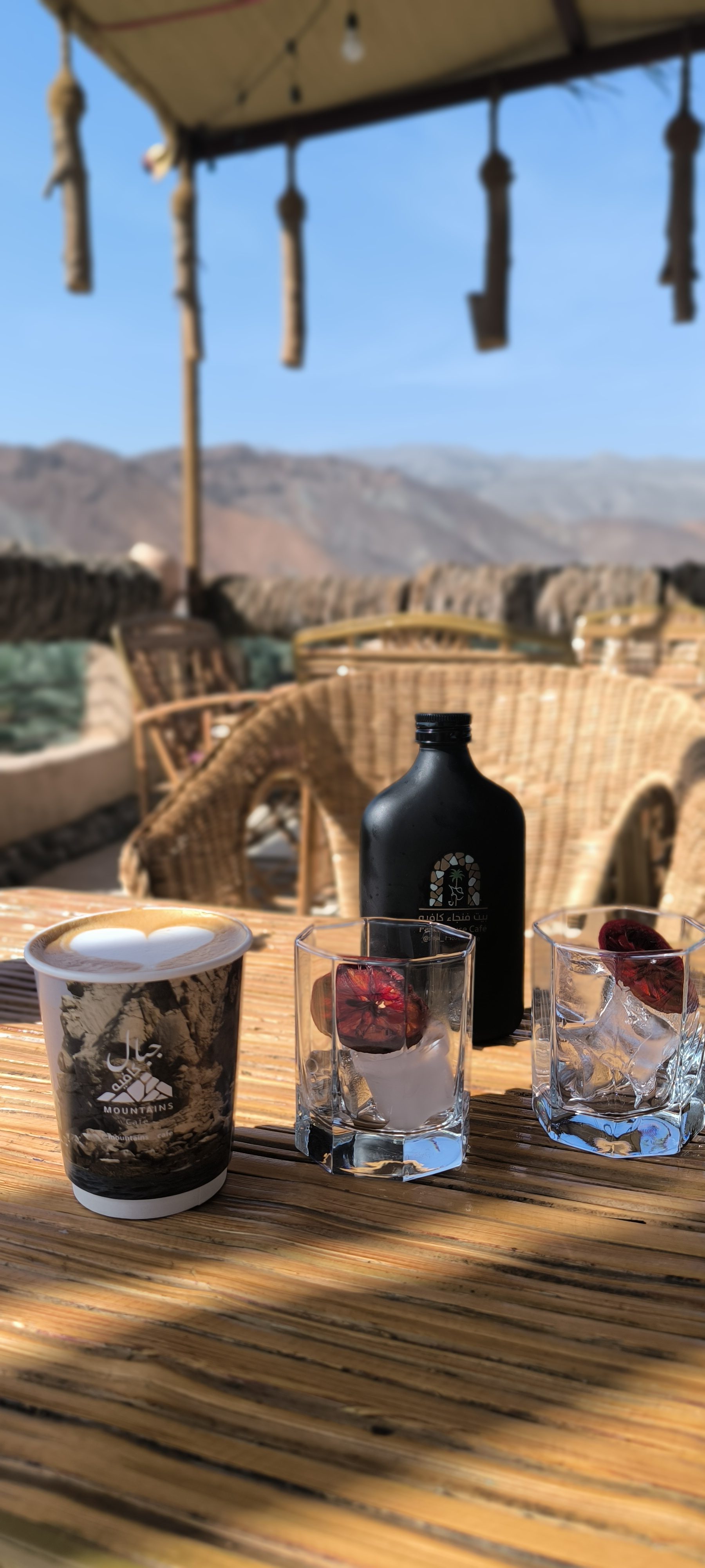 Pause préparée autour d’un café face aux montagnes d’Oman