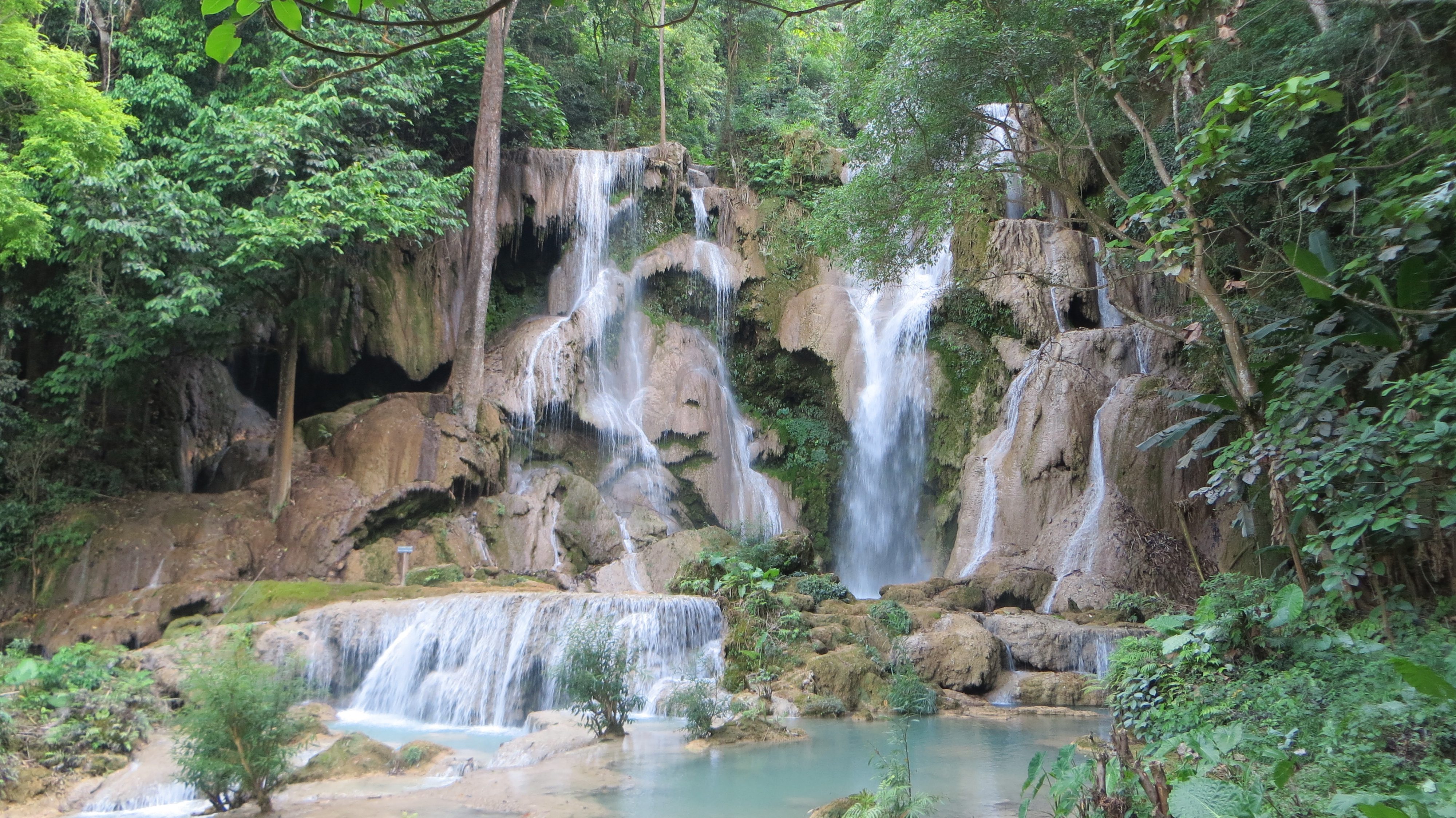 Cascade entourée d’une forêt dense au Laos