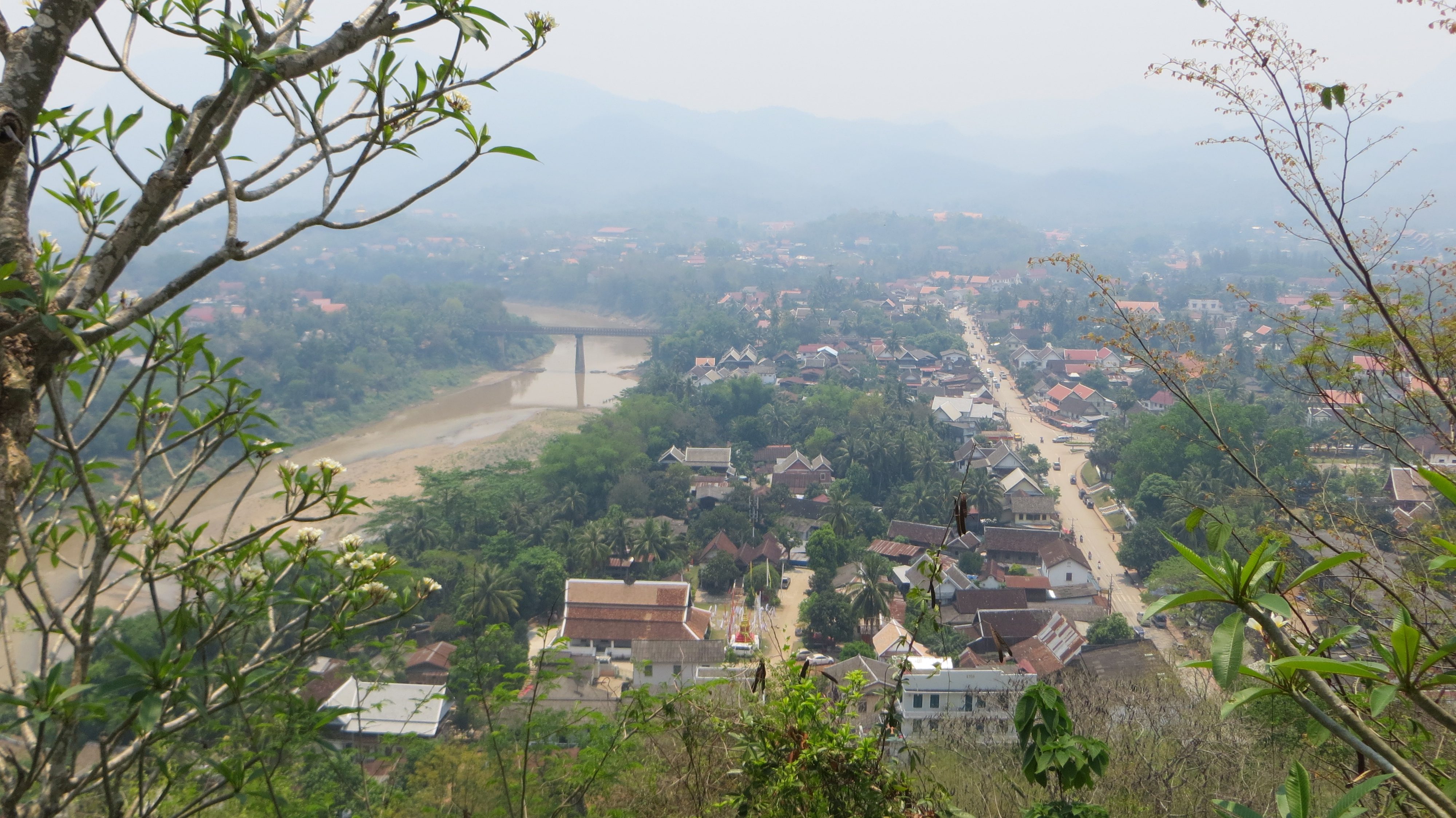 Ville laotienne et rivière vues depuis les hauteurs dans la brume