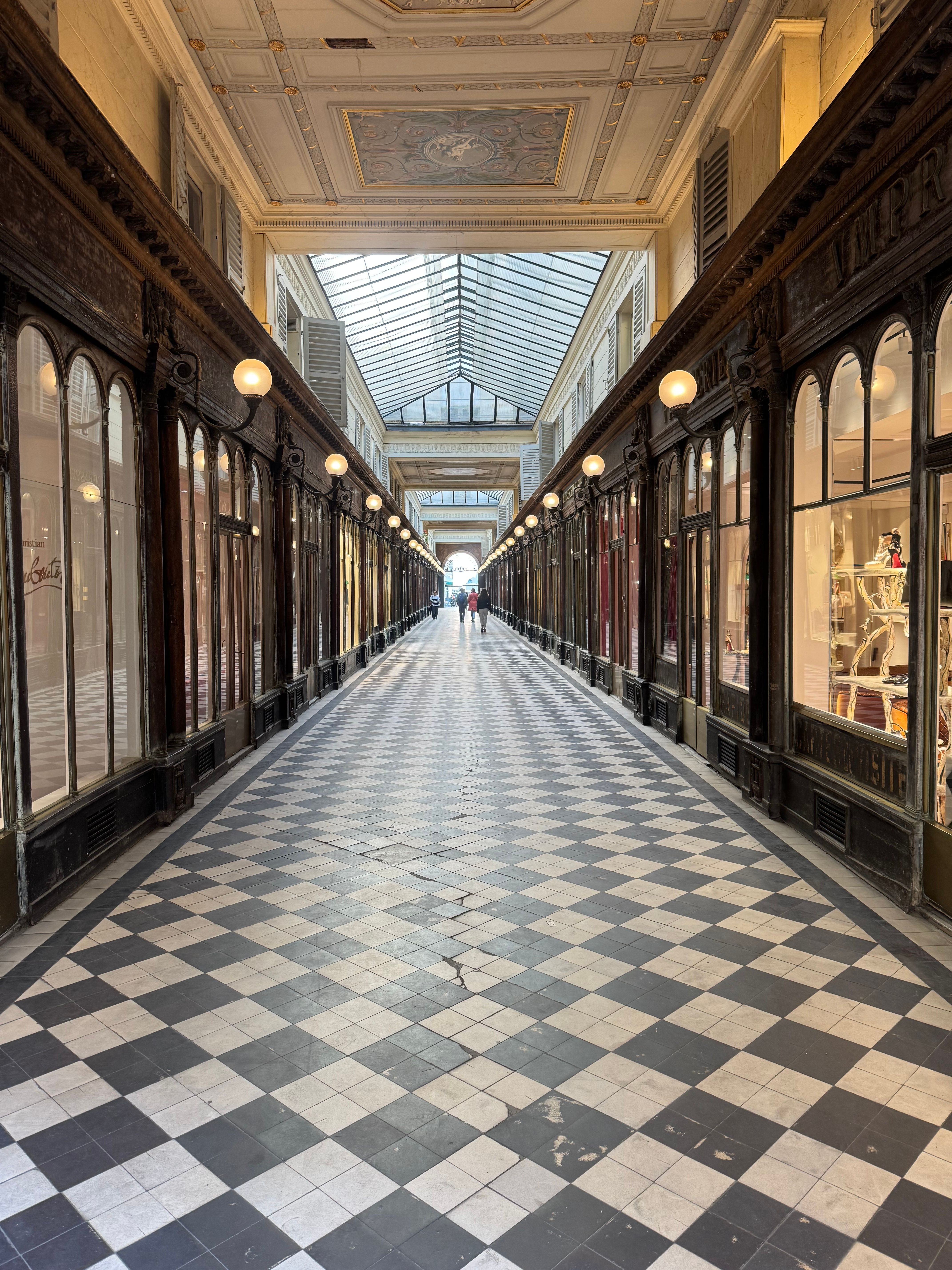 Galerie couverte parisienne avec verrière et sol en damier