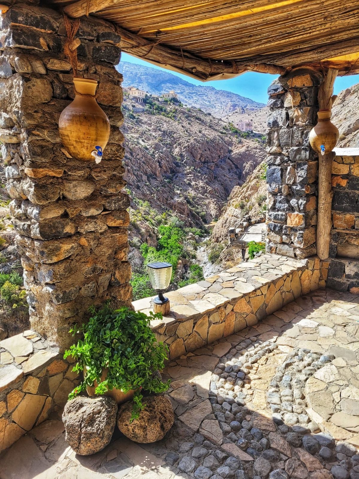 Pergola vide et ombragée ouverte sur les montagnes d’Oman
