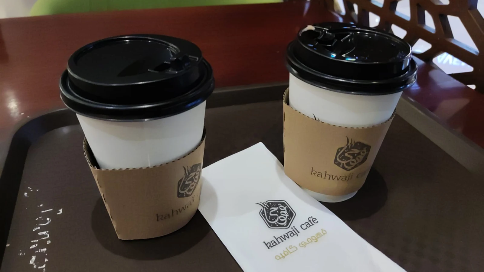 Deux cafés posés sur un plateau pendant une pause de voyage.