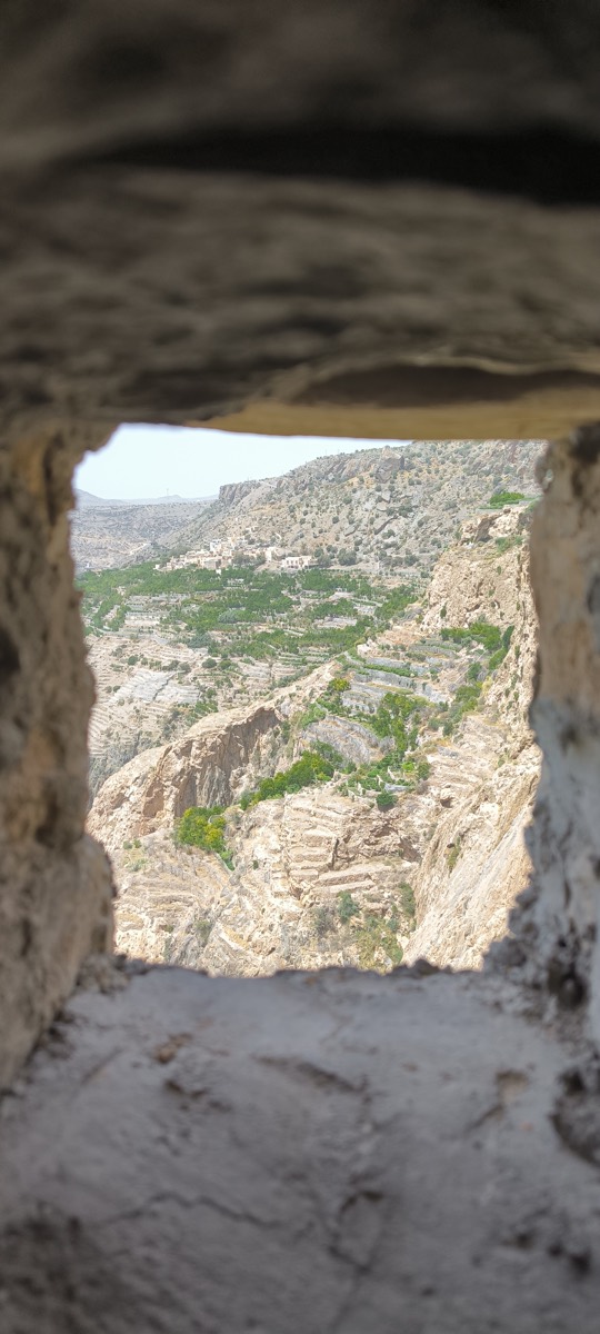 Vue sur Jabal Akhdar à travers une ouverture minérale