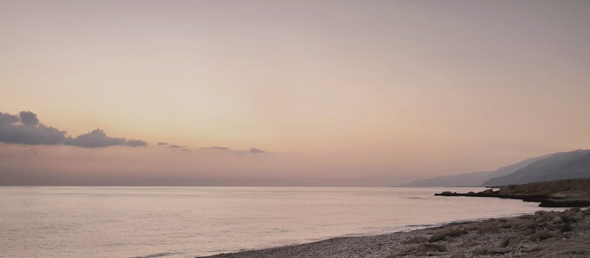 Côte omanaise calme dans une lumière douce au-dessus de la mer