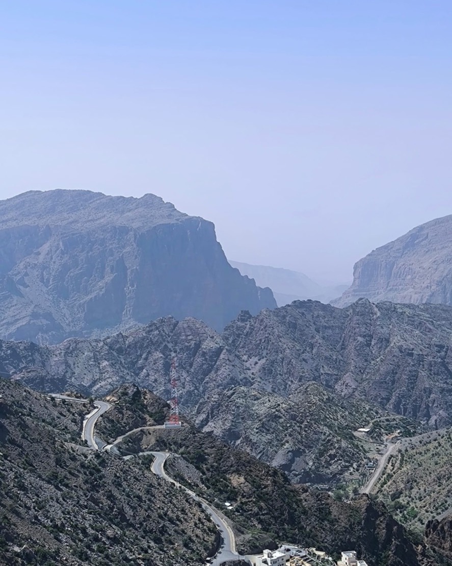 Route de montagne en lacets dans les reliefs d’Oman