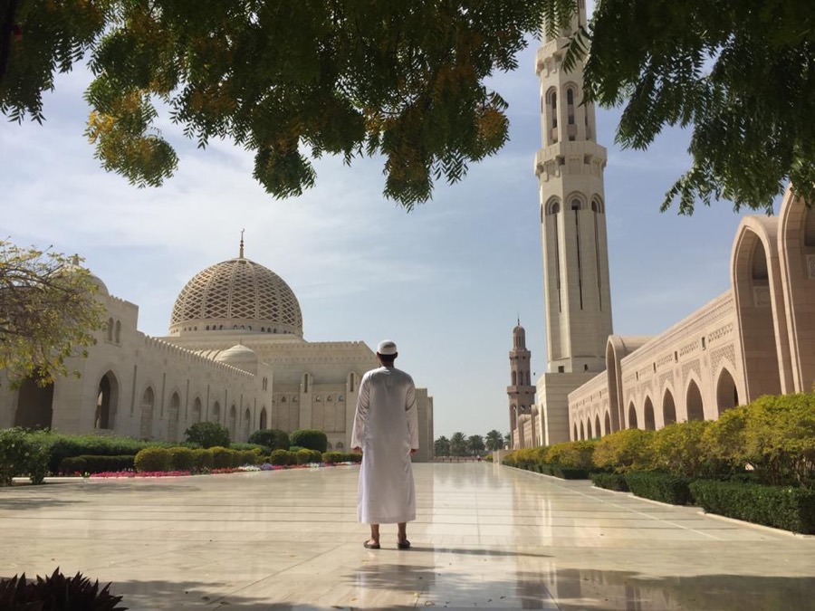 Silhouette de dos devant la Grande Mosquée Sultan Qaboos à Mascate