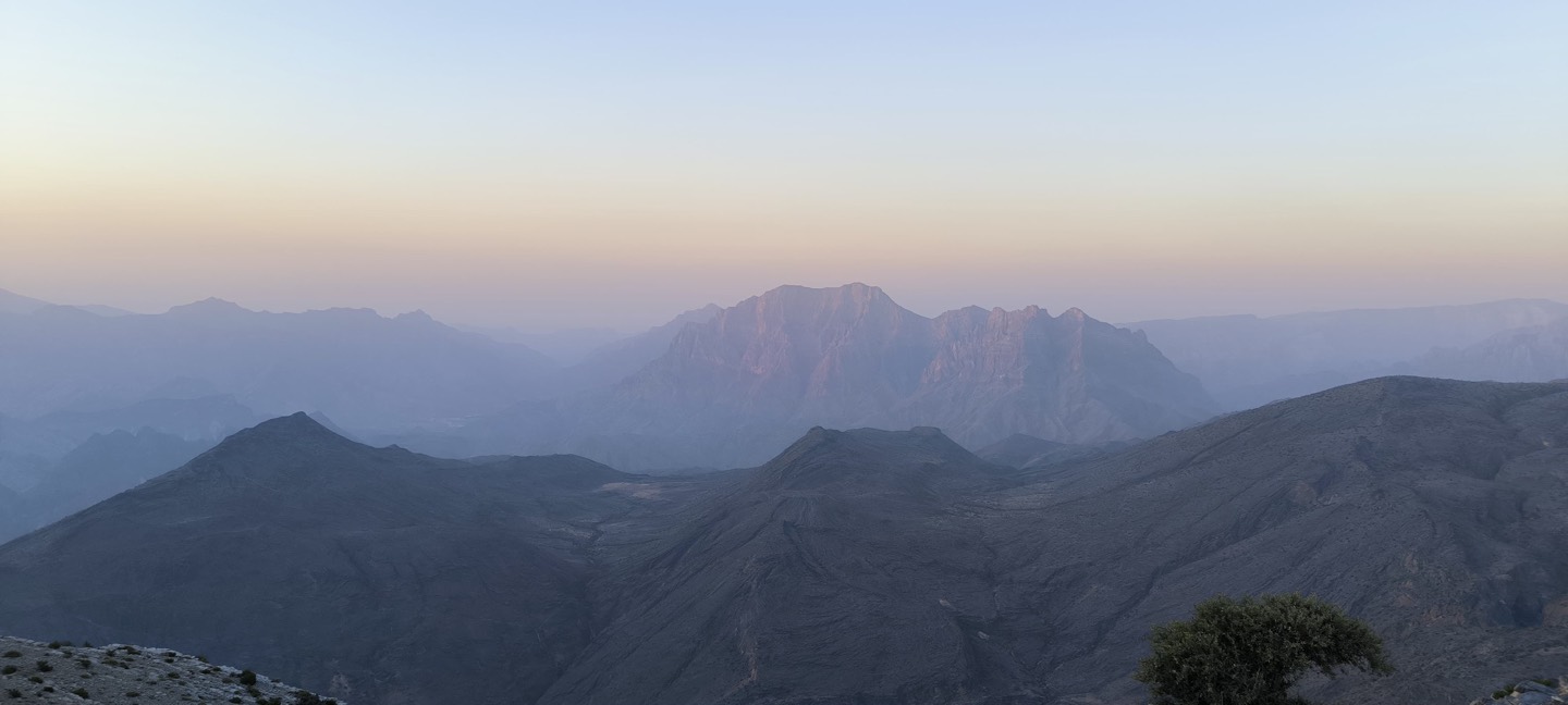 Montagnes omanaises dans la lumière douce du crépuscule