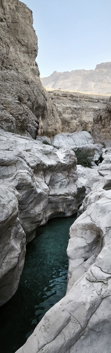 Eau calme au fond d’un canyon rocheux à Oman